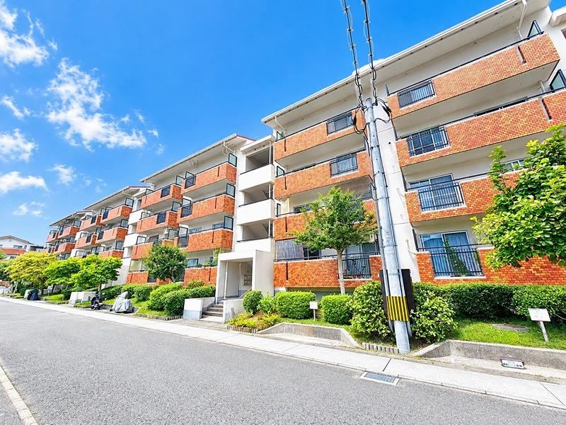 4LDK apartment in Tondabayashi, Osaka - Photo 1