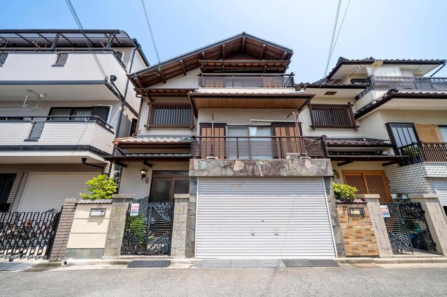 4LDK house in Takatsuki, Osaka - Photo 1