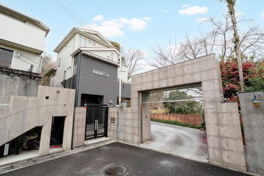 4LDK+S house in Ikoma, Nara - Photo 1