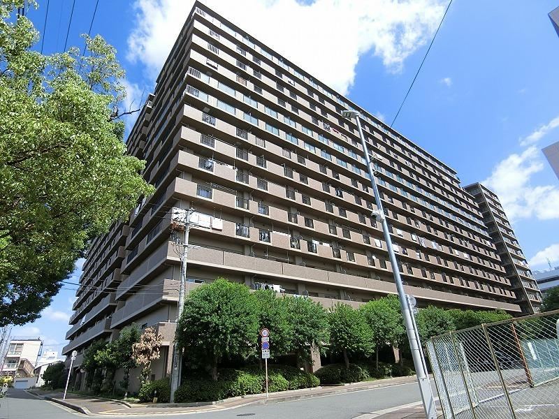 3LDK apartment in Higashiosaka, Osaka - Photo 1