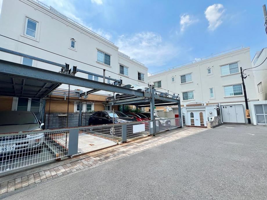 2LDK+S apartment in Nakano Ward, Tokyo - Photo 1