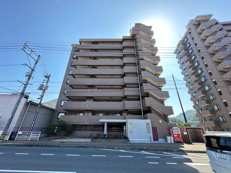 4LDK apartment in Kure, Hiroshima - Photo 1