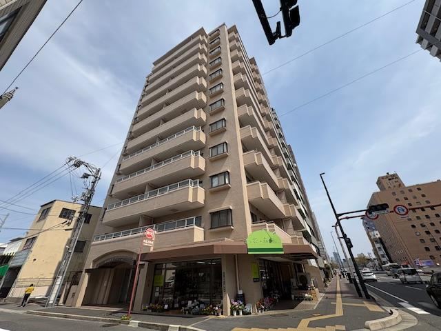 4LDK apartment in Naka Ward, Hiroshima - Photo 1