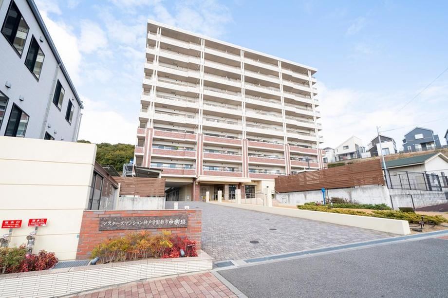 2LDK apartment in Tarumi Ward, Kobe, Hyogo - Photo 1