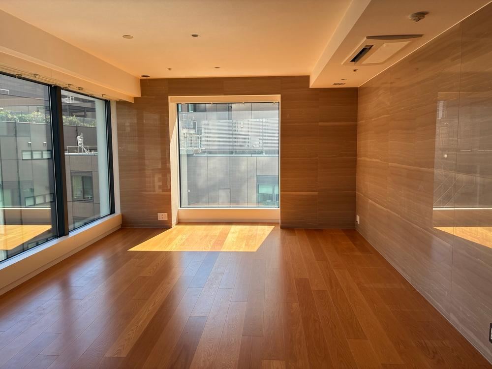 3LDK apartment in Minato Ward, Tokyo - Photo 1