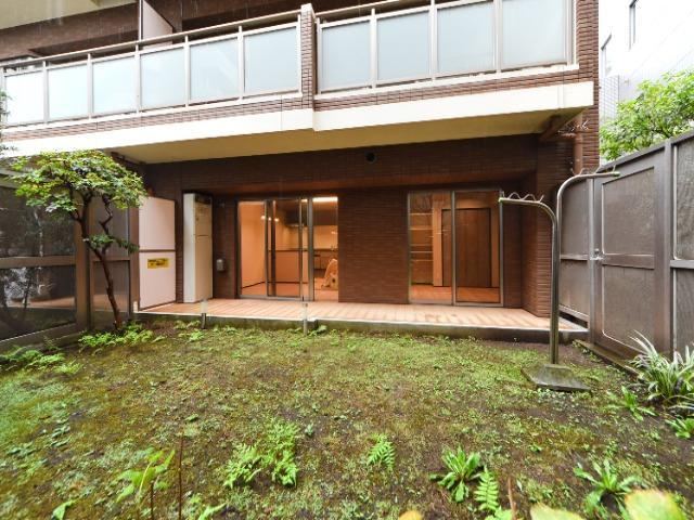 2LDK apartment in Meguro Ward, Tokyo - Photo 1