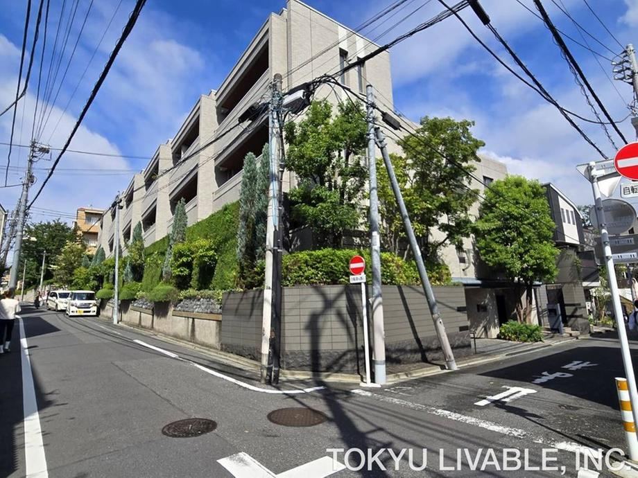 2LDK+S apartment in Shibuya Ward, Tokyo - Photo 1