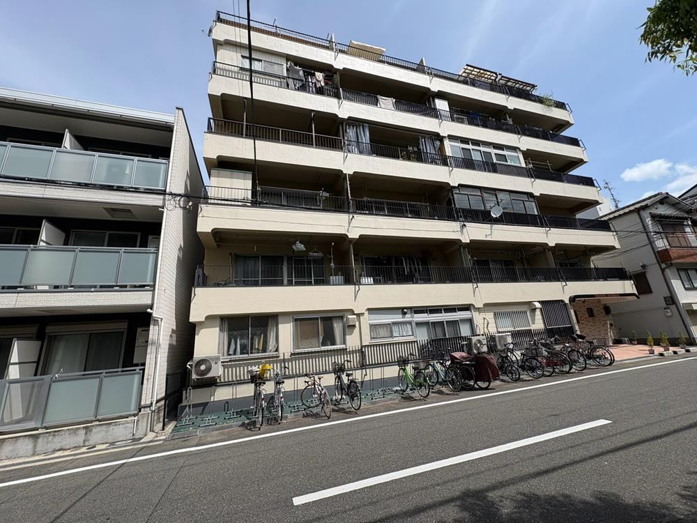 2DK apartment in Konohana Ward, Osaka - Photo 1