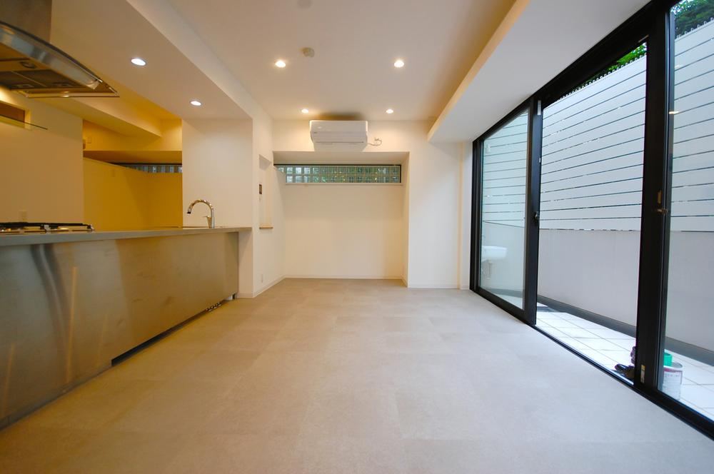1LDK apartment in Minato Ward, Tokyo - Photo 1