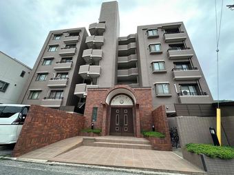 4LDK+S apartment in Higashi Ward