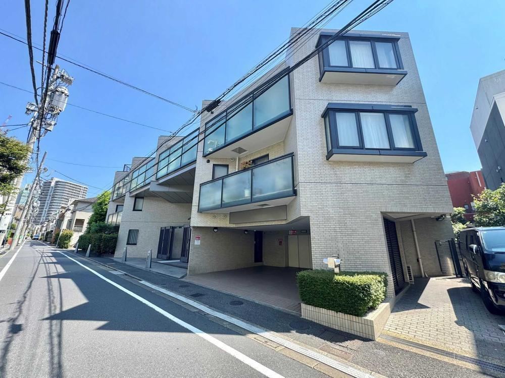 1LDK apartment in Shibuya Ward, Tokyo - Photo 1