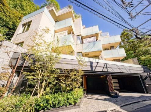 2LDK+S apartment in Minato Ward, Tokyo - Photo 1