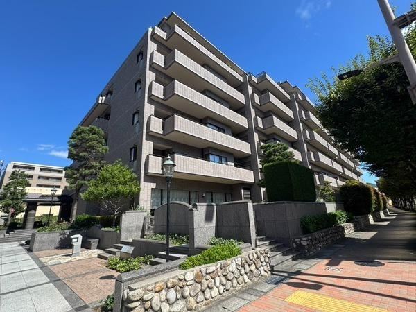 3LDK apartment in Nishinomiya, Hyogo - Photo 1
