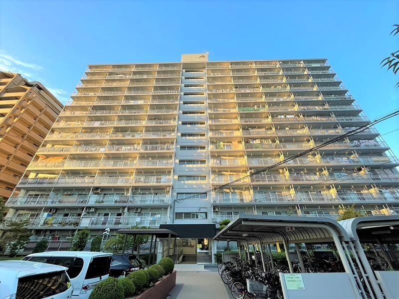 2LDK apartment in Higashiosaka, Osaka - Photo 1