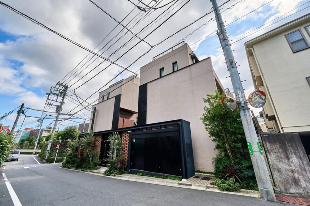 2LDK apartment in Shibuya Ward, Tokyo - Photo 1