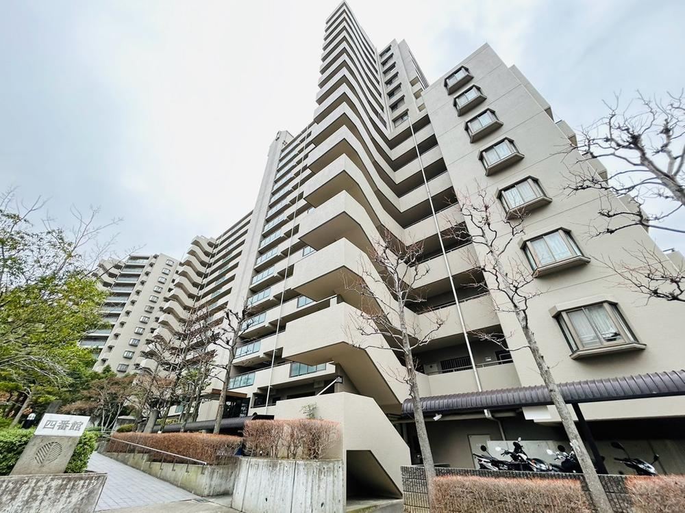 4LDK apartment in Neyagawa, Osaka - Photo 1