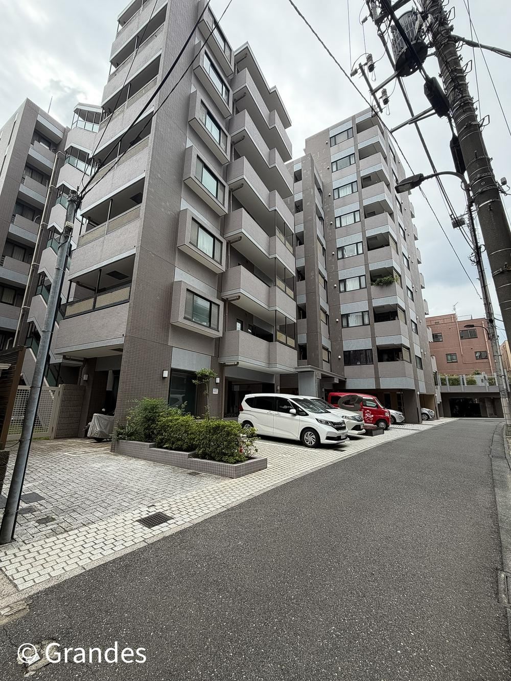 2LDK apartment in Shinjuku Ward, Tokyo - Photo 1