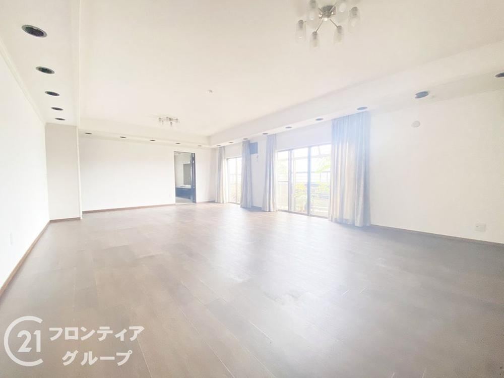 9LDK house in Hirakata, Osaka - Photo 1