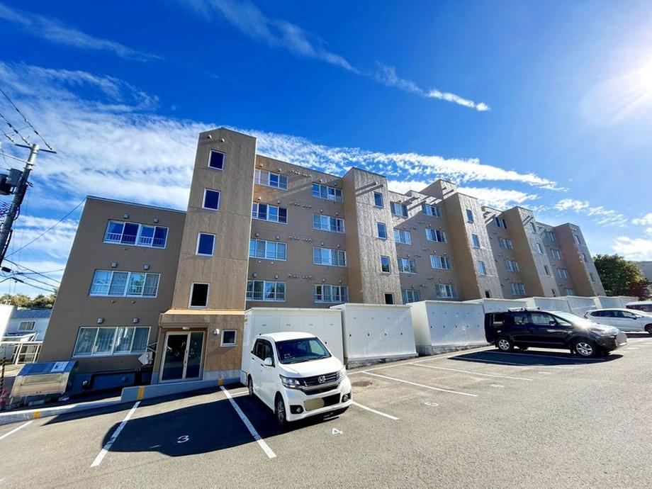 3LDK+S apartment in Nishi Ward, Sapporo, Hokkaido - Photo 1