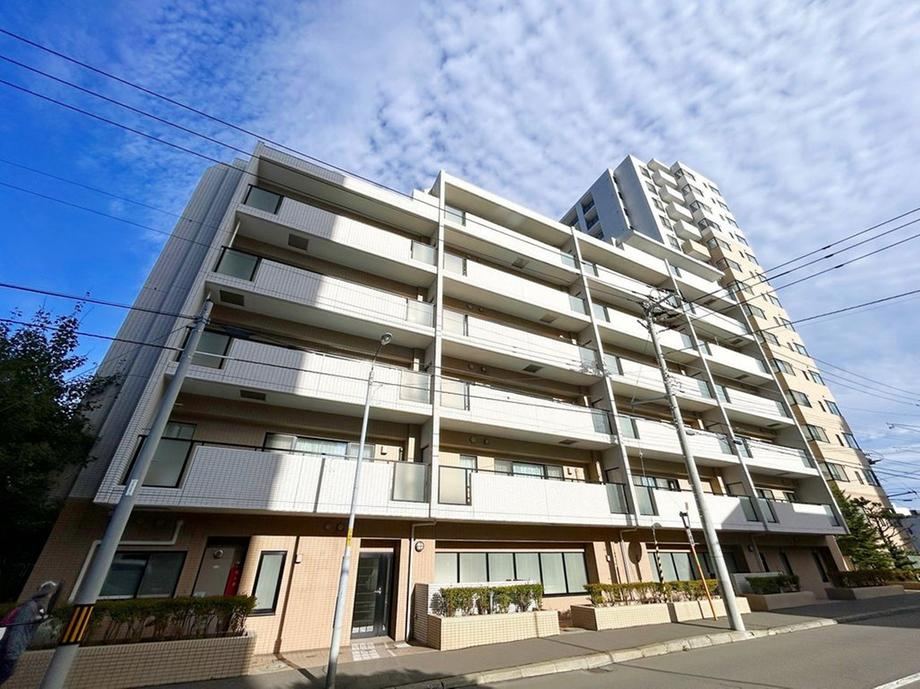 2LDK+S apartment in Chuo Ward, Sapporo, Hokkaido - Photo 1