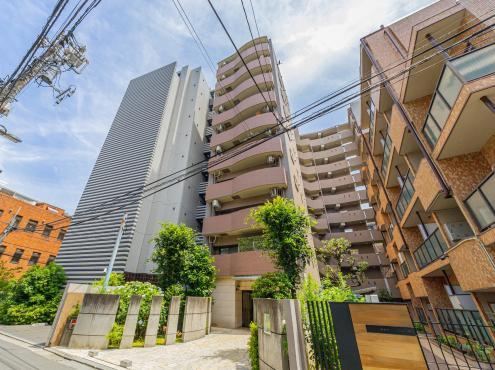 2LDK apartment in Minato Ward, Tokyo - Photo 1