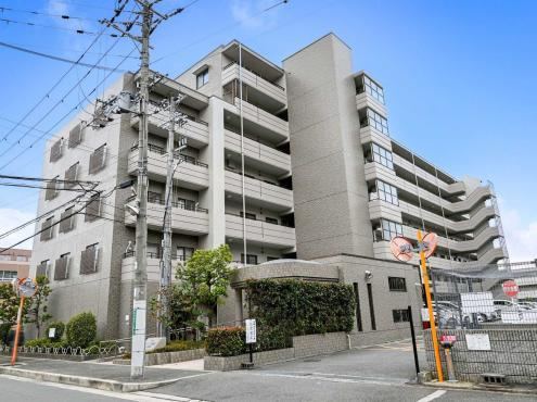 3LDK apartment in Takatsuki, Osaka - Photo 1