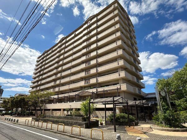 4LDK apartment in Naka Ward, Hiroshima - Photo 1