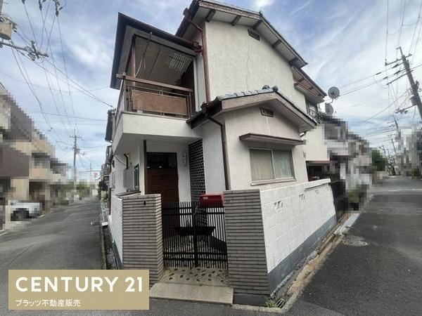 5LDK house in Toyonaka, Osaka - Photo 1