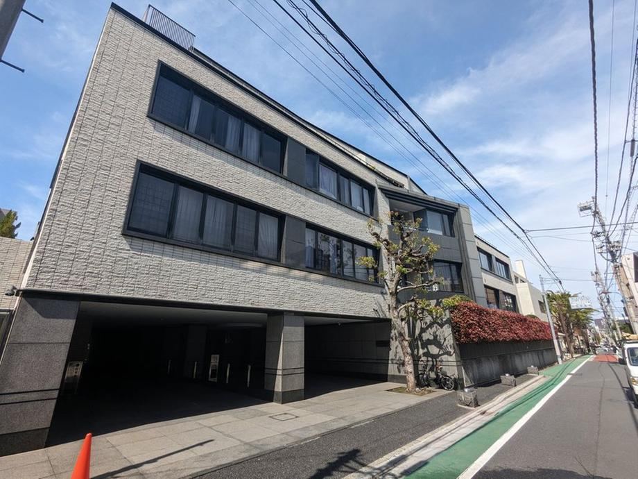 2LDK apartment in Shinjuku Ward, Tokyo - Photo 1