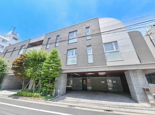 3LDK apartment in Shibuya Ward, Tokyo - Photo 1