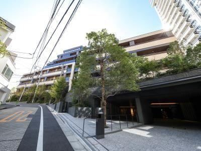 2LDK+S apartment in Minato Ward, Tokyo - Photo 1