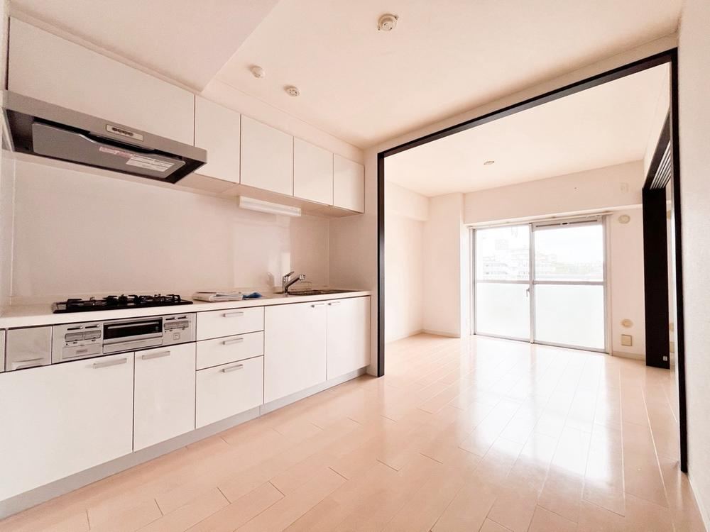 2LDK apartment in Totsuka Ward, Yokohama, Kanagawa - Photo 1