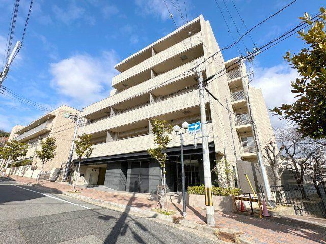 2LDK+S apartment in Chuo Ward, Kobe, Hyogo - Photo 1