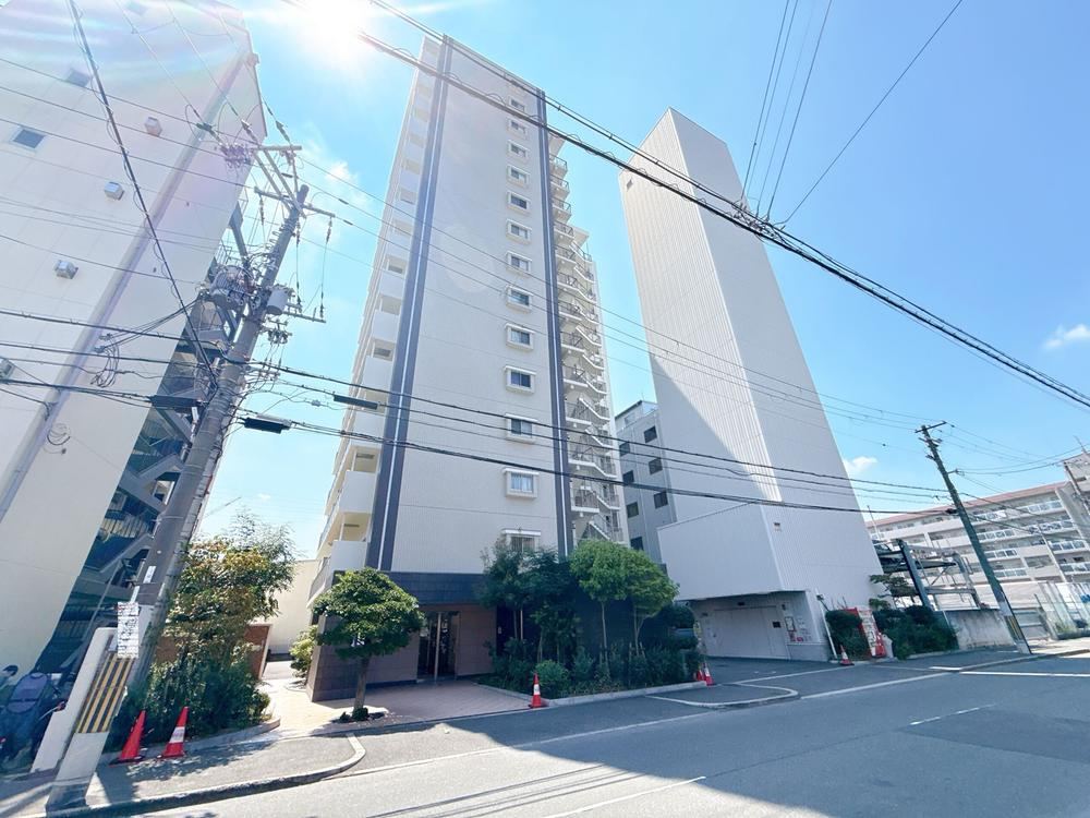 2LDK apartment in Higashiosaka, Osaka - Photo 1