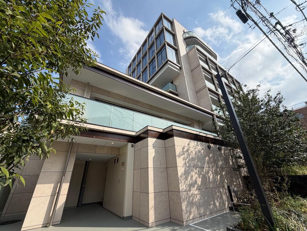 3LDK apartment in Shibuya Ward, Tokyo - Photo 1