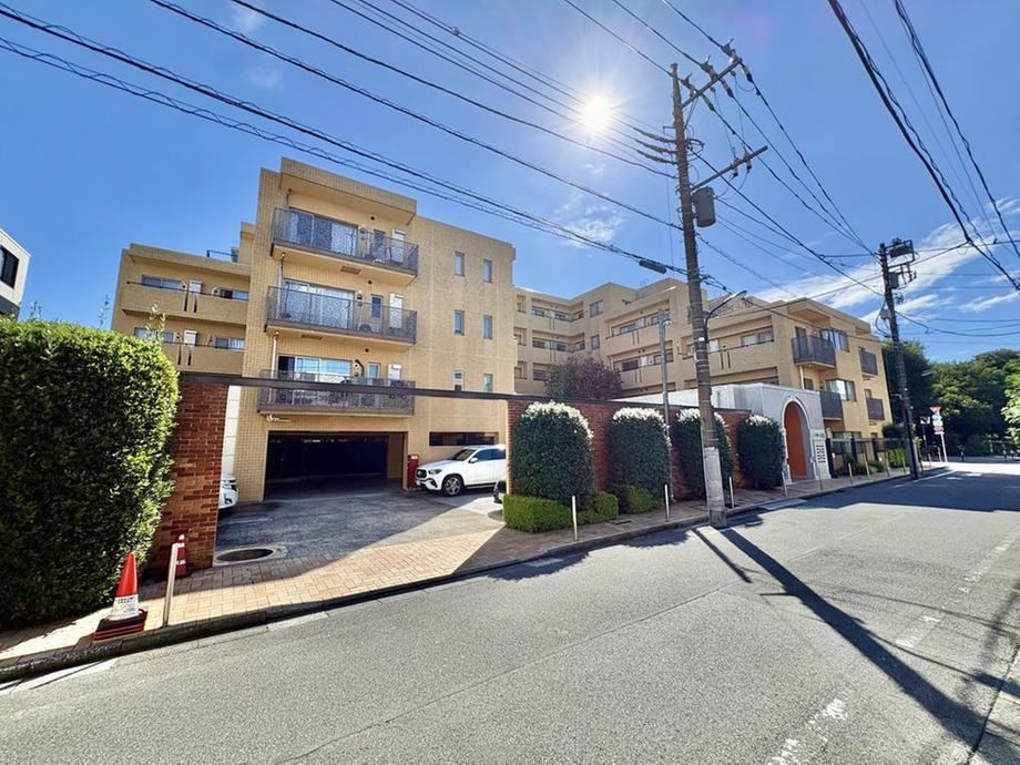 3LDK apartment in Shinagawa Ward, Tokyo - Photo 1