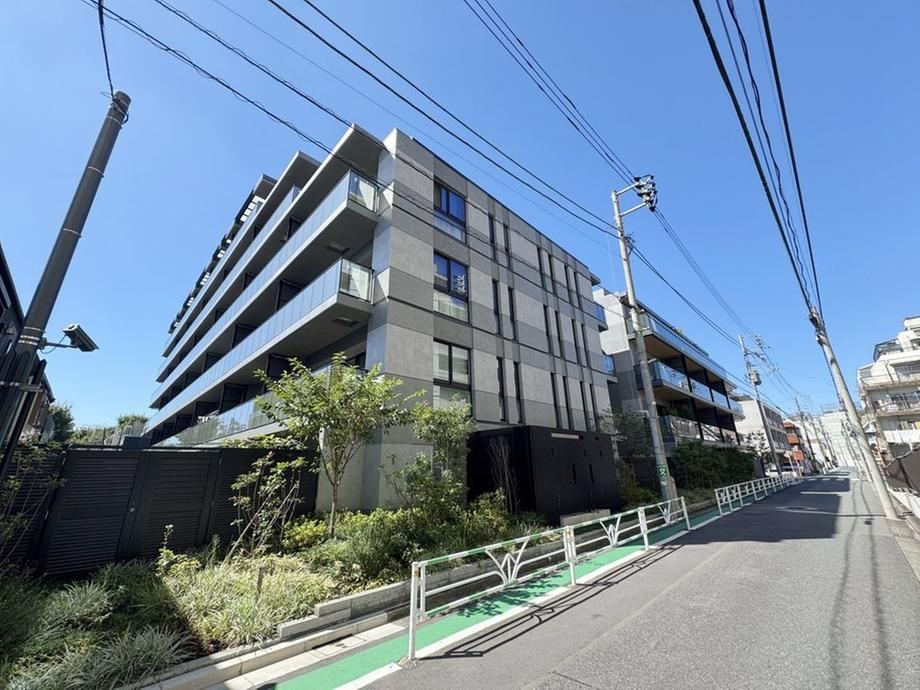 3LDK apartment in Shibuya Ward, Tokyo - Photo 1