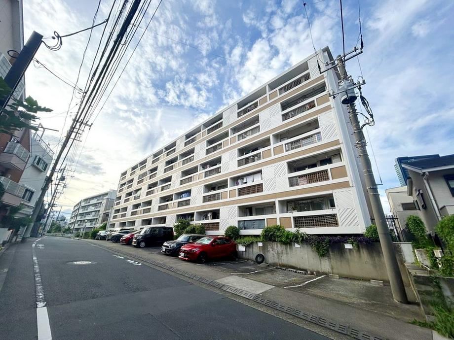 3LDK apartment in Meguro Ward, Tokyo - Photo 1