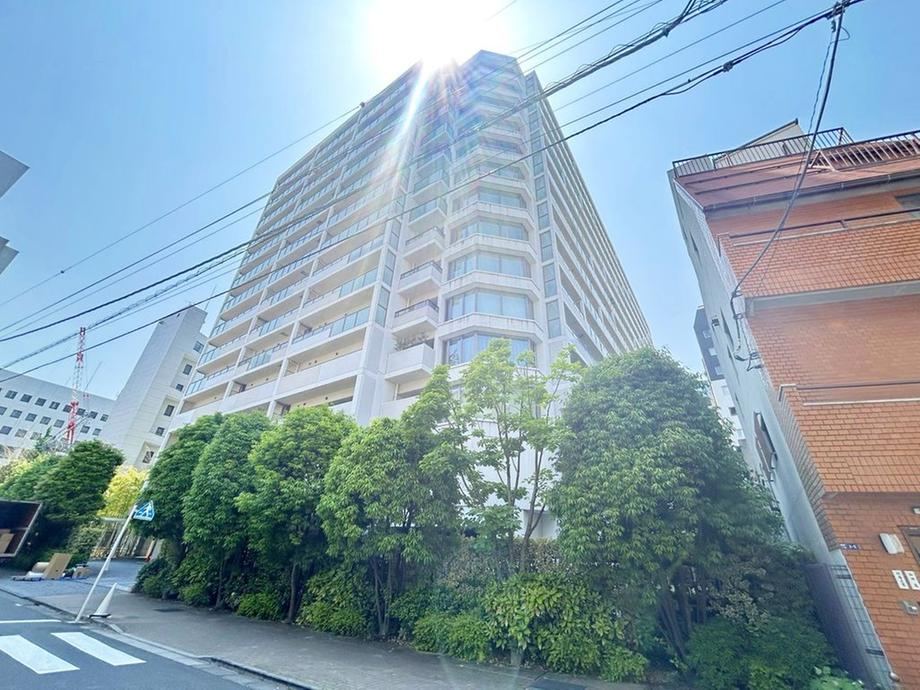 2LDK apartment in Minato Ward, Tokyo - Photo 1