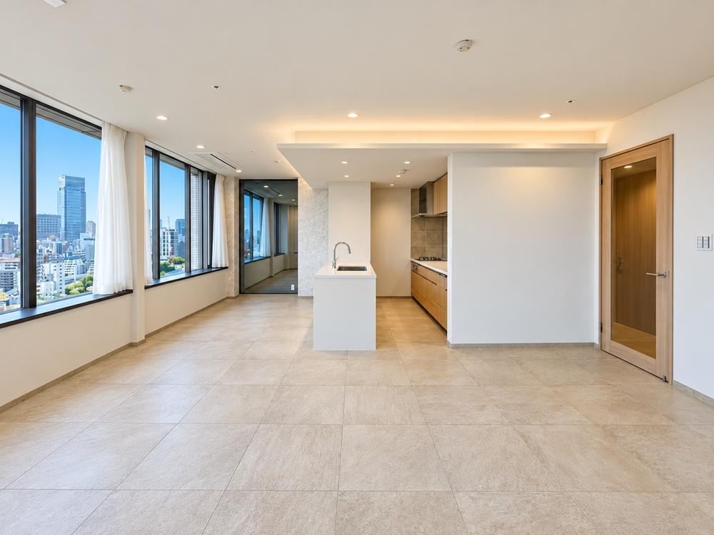 2LDK+S apartment in Minato Ward, Tokyo - Photo 1