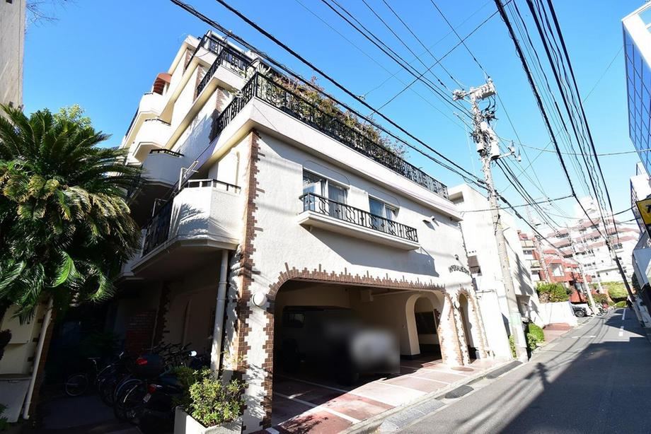 2DK apartment in Shibuya Ward, Tokyo - Photo 1