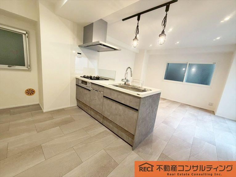 2LDK apartment in Chuo Ward, Kobe, Hyogo - Photo 1