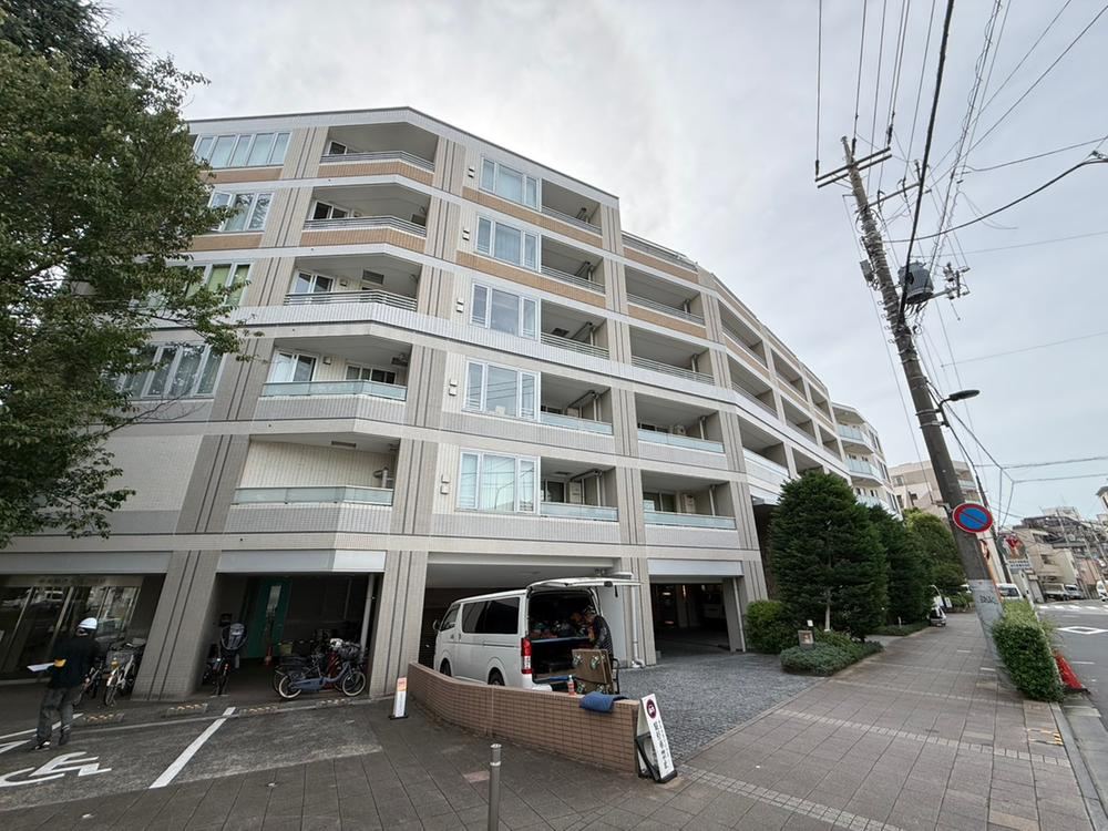 2LDK apartment in Meguro Ward, Tokyo - Photo 1