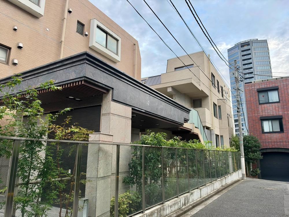 2LDK apartment in Minato Ward, Tokyo - Photo 1