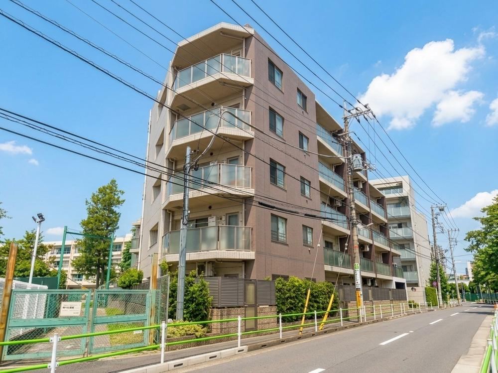 3LDK apartment in Chofu, Tokyo - Photo 1