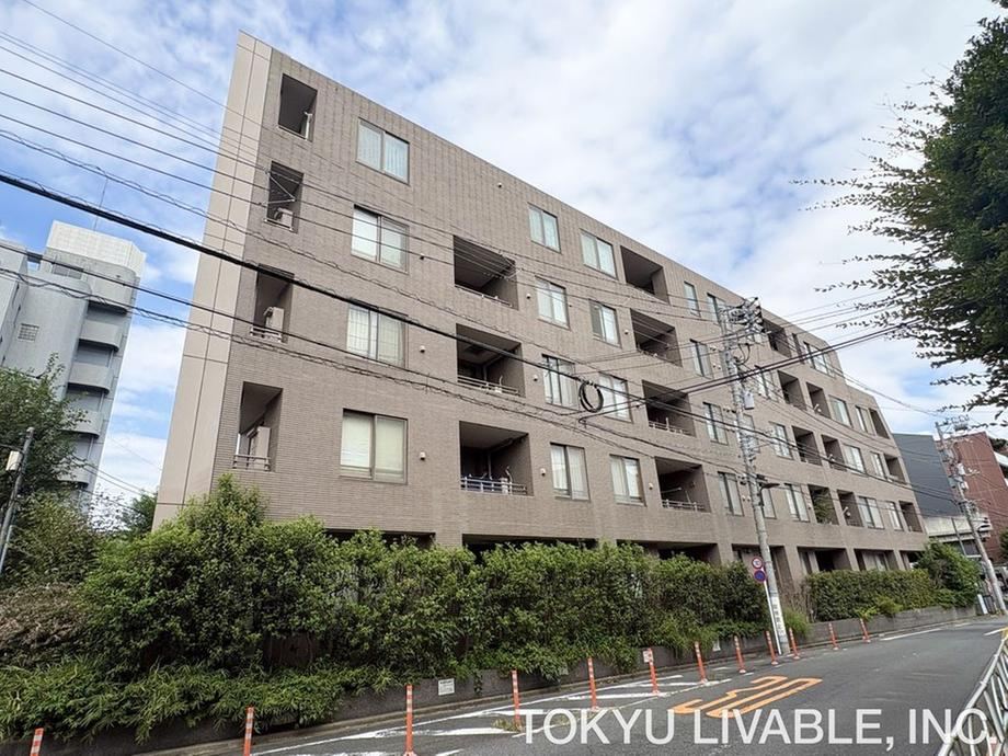 3LDK apartment in Meguro Ward, Tokyo - Photo 1