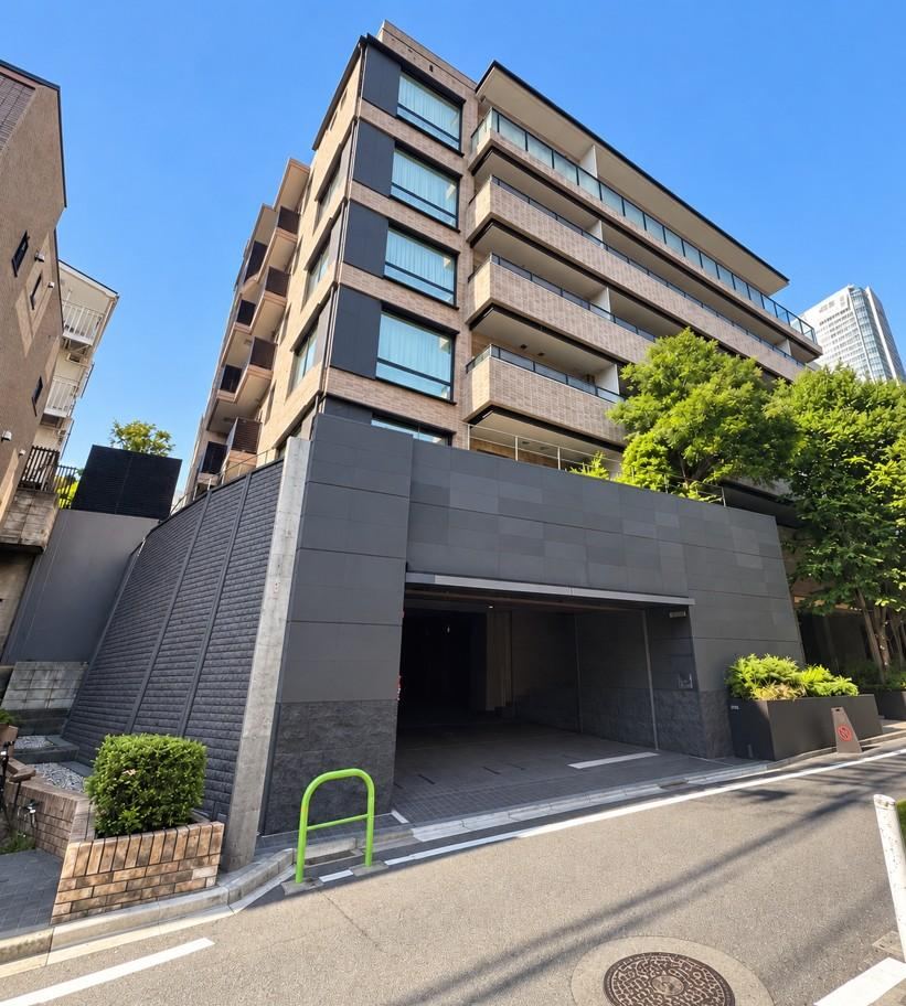 1LDK apartment in Minato Ward, Tokyo - Photo 1