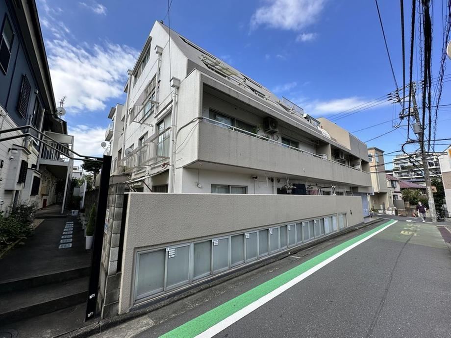 2DK apartment in Shinjuku Ward, Tokyo - Photo 1
