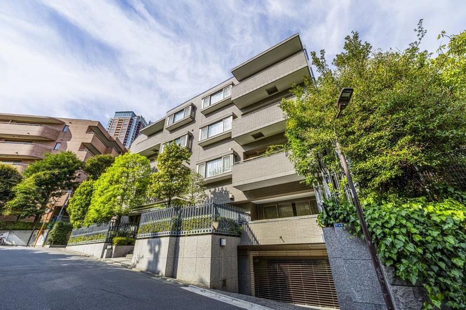 2LDK apartment in Minato Ward, Tokyo - Photo 1