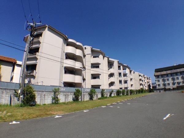 3LDK apartment in Takatsuki, Osaka - Photo 1